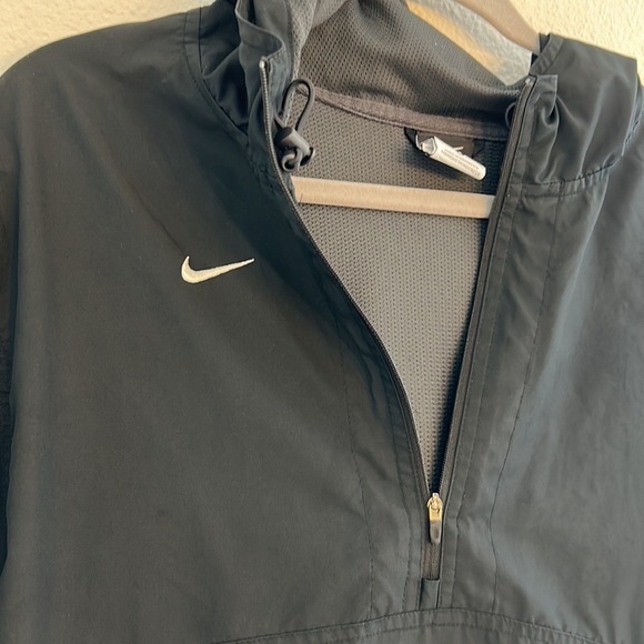 Woman’s Nike Essential Repel Woven Jacket - Picture 2 of 8